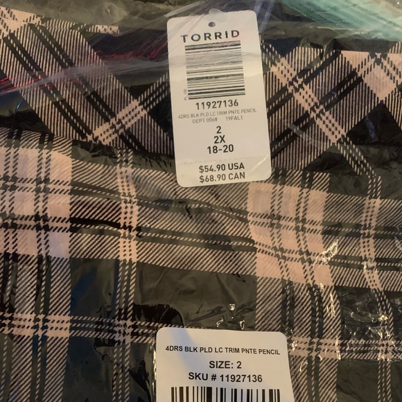 🆕 Torrid black plaid & lace ponte pencil skirt 2 - Picture 5 of 7